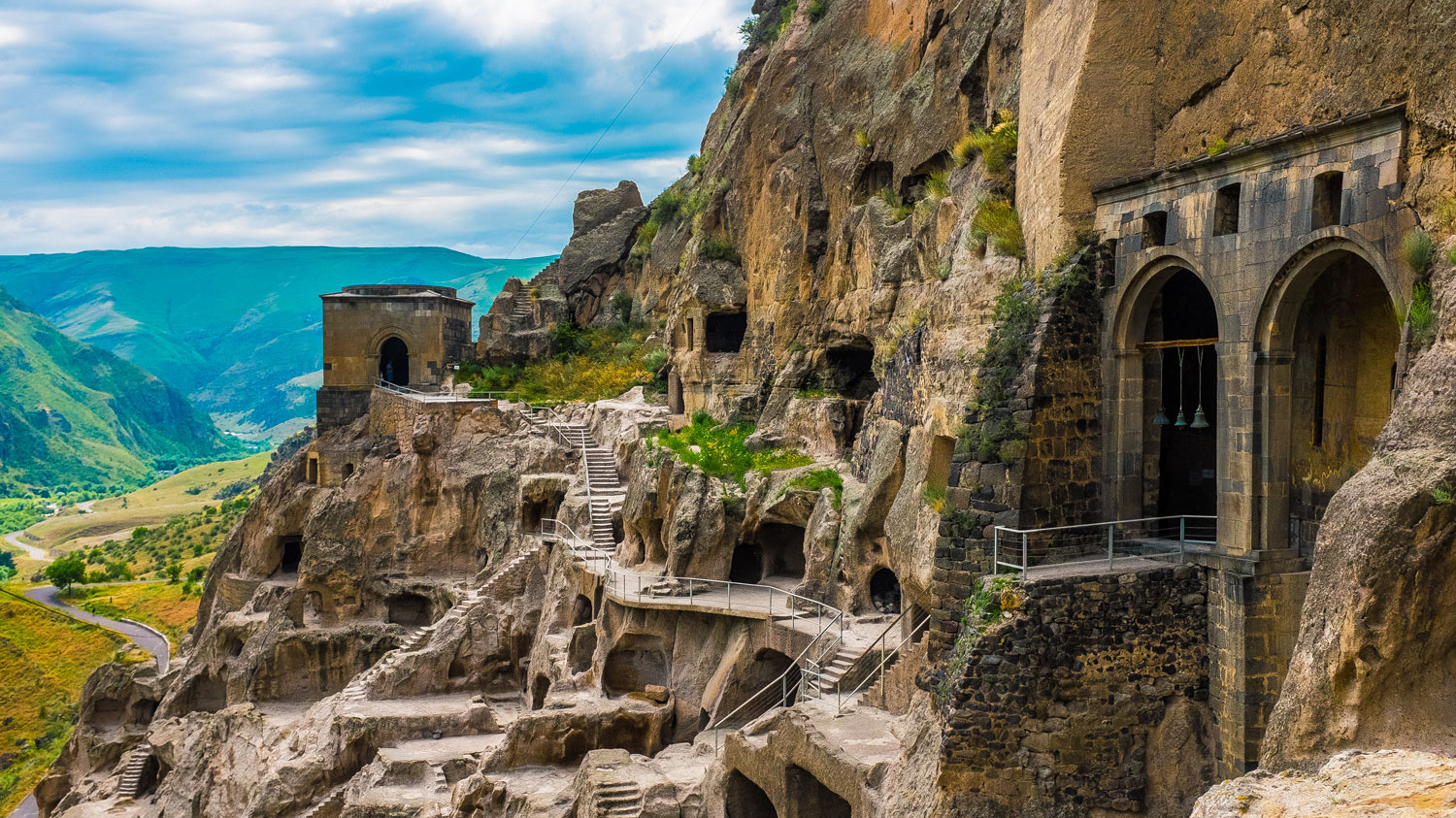 Das in den Felsen gehauene Höhlenkloster Vardzia