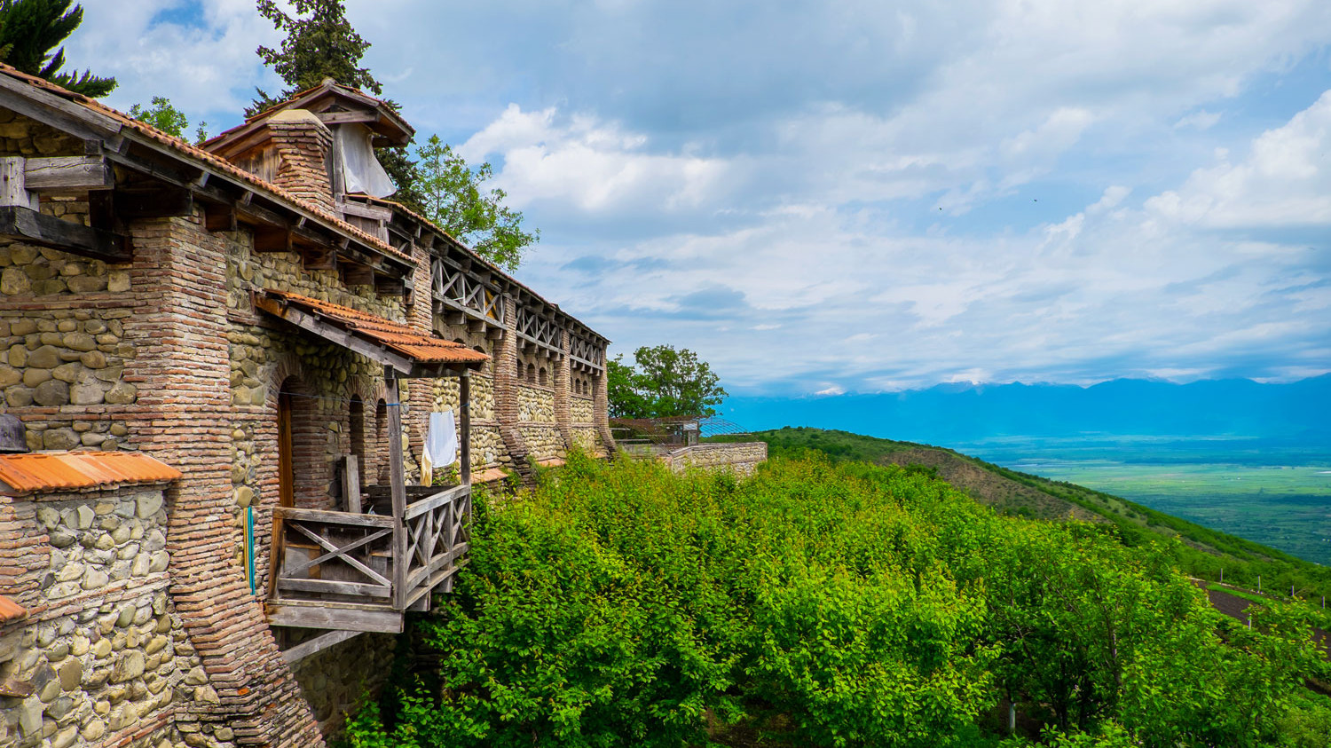 Балкон и вид на Алазани, женский монастырь Бодбе, Грузия