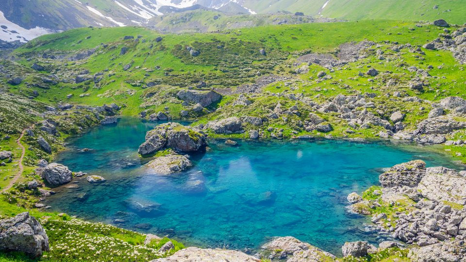 Der Abudelauri-See im Großen Kaukasus, Georgien