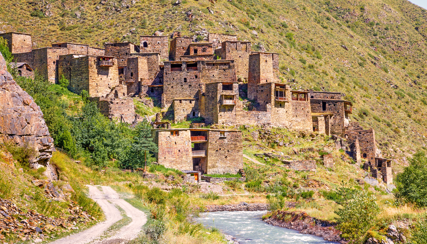 Откройте древнюю деревню-крепость Шатили в Грузии