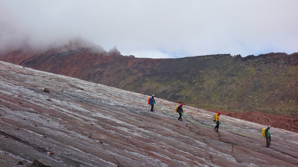 Wandern Sie den Gergeti-Gletscher hinunter