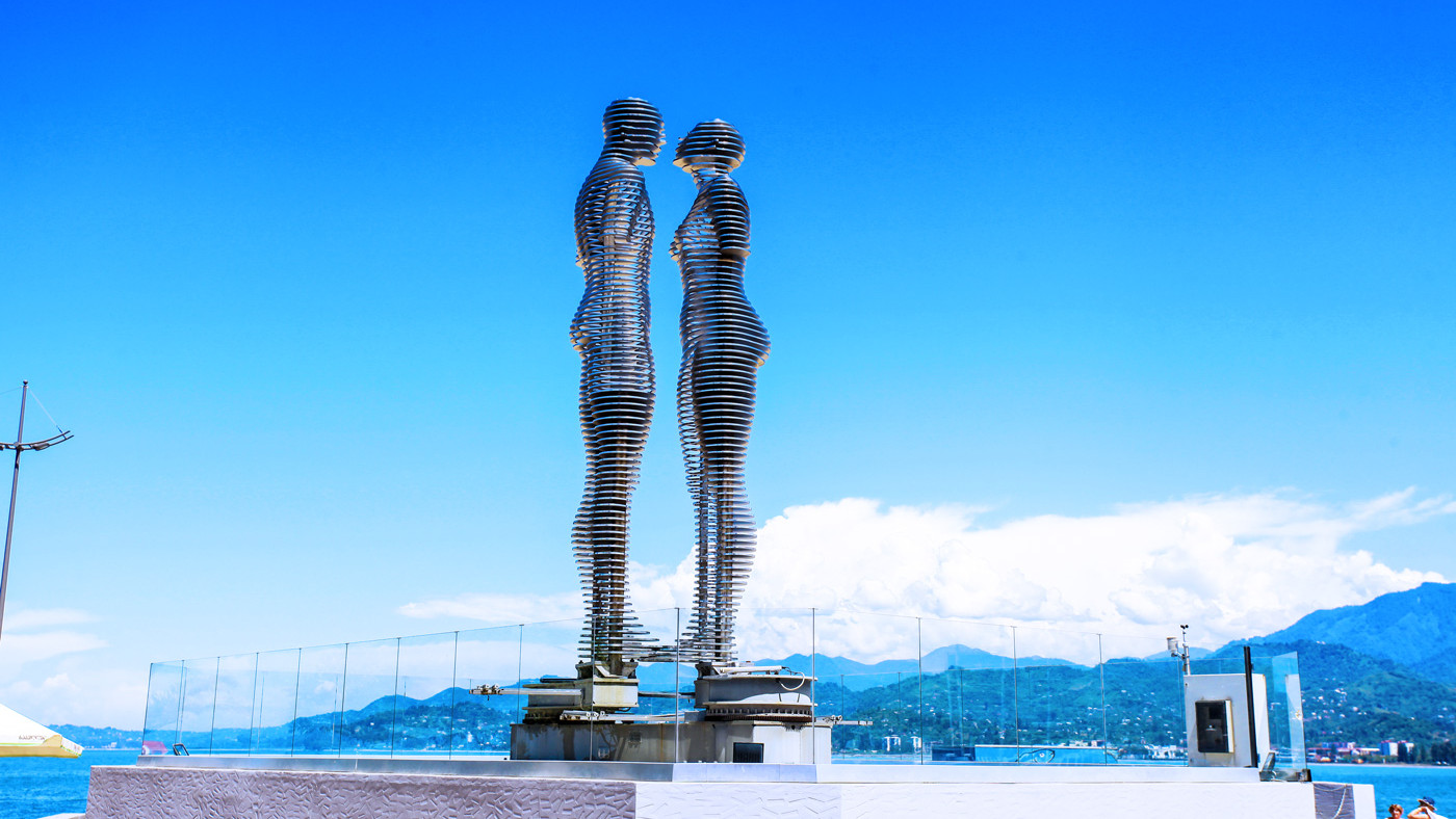 Kinetic sculptures of Ali and Nino, sculptor T. Kvesitadze. Batumi Boulevard